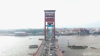 Palembang terbagi menjadi dua wilayah yang dipisahkan oleh Sungai Musi dan untuk menghubungkannya dibangunlah Jembatan Ampera yang menjadi ikon Kota Palembang (Okta Marfianto/detikTravel)