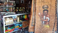 Di pasar tradisional ini ada banyak pedagang yang menjual kerajinan tangan sebagai oleh-oleh. Ada gantungan kunci, patung asmat, tas, sampai lukisan kulit kayu. (Elvan/detikTravel)