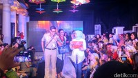 Aksi Sandiaga di atas catwalk terjadi usai menyampaikan sambutan. Dia diminta pembawa acara mempamerkan tas tersebut.