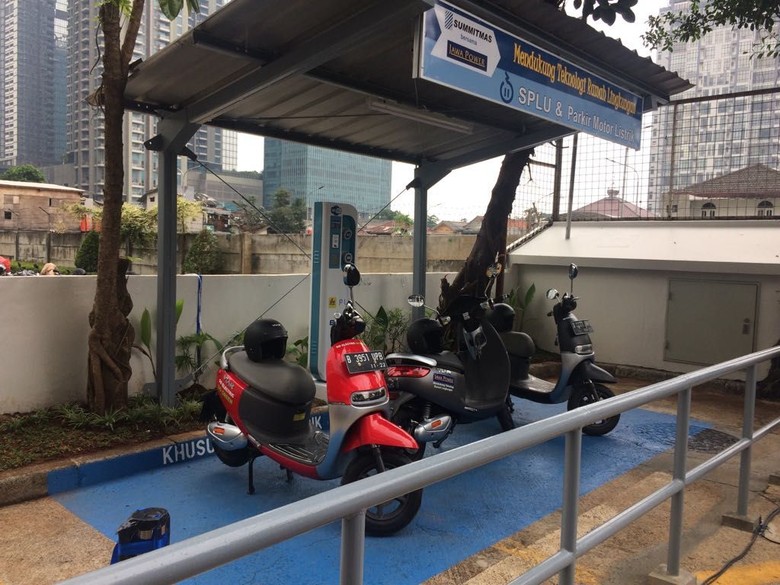 Motor listrik Viar di SPLU motor listrik di gedung kantor. Foto: Khairul Imam Ghozali Motor listrik Viar di SPLU motor listrik di gedung kantor. Foto: Khairul Imam Ghozali