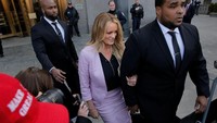 Stormy Daniels yang memiliki nama asli Stephanie Clifford menghadiri sidang pemeriksaan dokumen-dokumen yang disita dari pengacara pribadi Trump, Michael Cohen. Dia hadir bersama pengacaranya, Michael Avenatti. Foto: REUTERS/Lucas Jackson
