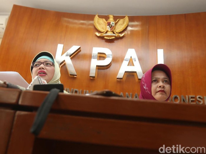 Komisioner KPAI Bidang Pendidikan Retno Listyarti bersama Asisten Deputi Pemenuhan Hak Anak atas Pendidikan Kreatifitas dan Budaya, Kementrian PPPA, Evi Hendrani memberi pernyataan pers terkait Ujian Nasional Berbasis Komputer (UNBK) tingkat SMA di gedung KPAI, Menteng, Jakarta Pusat, Selasa (17/4/2018). KPAI menilai  terjadi malpraktik dalam dunia pendidikan karena soal yang diujikan tidak pernah diajarkan sebelumnya dalam kurikulum sekolah.