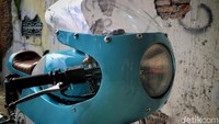 Mengusung konsep vintage, motor bercat biru muda itu didesain full fairing dengan tambahan gambar angka 69. Foto: Rich Richie Ride and Garage