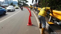 Pagar itu dicat dengan warna kuning dan hitam.