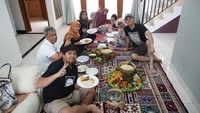 Makan siang ya paling enak ramai-ramai sama keluarga. Begitu juga Ben yang memilih makan nasi tampah berlauk bebek asap. Enak ya kelihatannya? Foto: Instagram benkasyafani