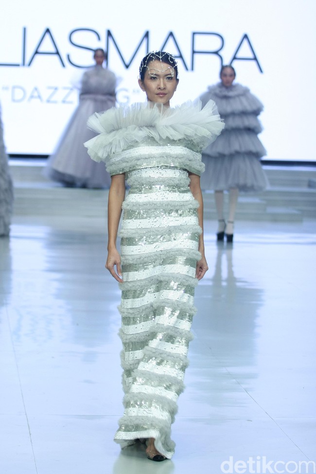 Fashion show Barli Asmara yang berkolaborasi dengan Wardah di Indonesia Fashion Week 2018 ini mengangkat tema Glamorous Delight di Jakarta Convention Center, Jakarta, Sabtu [31/3/2018]. Foto: Mohammad Abduh/Wolipop