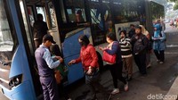 Pemberlakuan ganjil genap pada pintu Tol Cibubur membuat sebagian masyarakat beralih menggunakan moda transportasi bus TransJakarta.