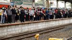 Ngeri! Penumpang di Stasiun Duri Mirip Antrean Mudik Lebaran