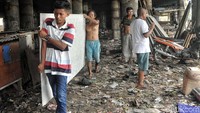 Mereka membutuhkan bantuan berupa makanan, pakaian dan bahan material.