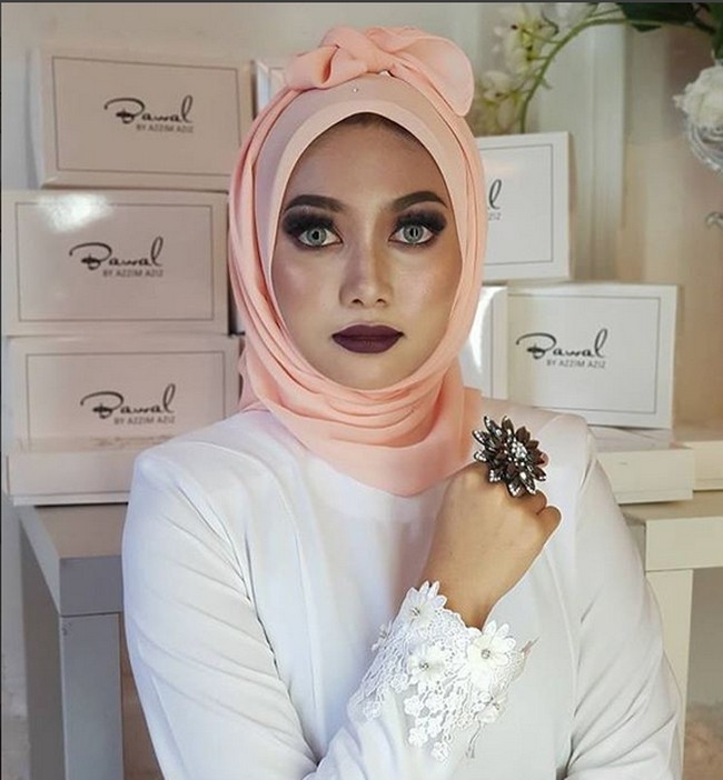 Di Malaysia, seorang desainer mencuri perhatian karena menjual ‘hijab pocong’. Hijab dengan gaya pocong ini pun menjadi kontroversi hingga bulan-bulanan netizen. Namun, dengan viralnya pemberitaan, hijab pocong ini pun laku keras. (Foto: Dok. Instagram/azzim_aziz)