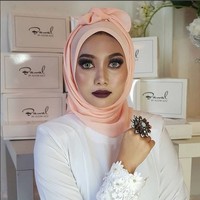 Di Malaysia, seorang desainer mencuri perhatian karena menjual ‘hijab pocong’. Hijab dengan gaya pocong ini pun menjadi kontroversi hingga bulan-bulanan netizen. Namun, dengan viralnya pemberitaan, hijab pocong ini pun laku keras. (Foto: Dok. Instagram/azzim_aziz)