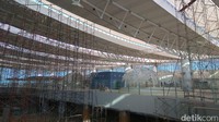 Proses pembangunan bandara masih terus berlanjut. Di bagian luar gedung terminal bandara masih terlihat besi-besi konstruksi yang sedang diselesaikan.