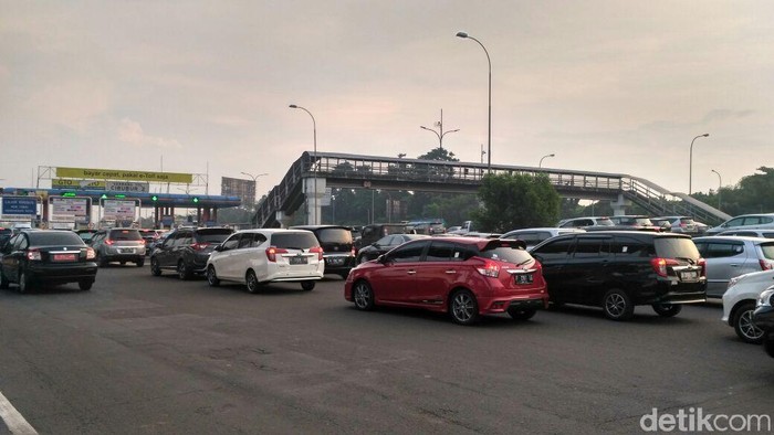 Kondisi Pintu  Tol  Cibubur  Saat Berlaku Ganjil  Genap  Pagi Ini