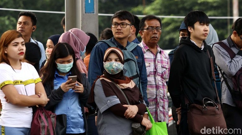 Horor di Stasiun Duri, Jakarta, belum kelar. Ribuan orang penumpuk di stasiun. Saat naik kereta mereka pun saling berdesak-desakan.