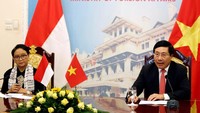 Momen pertemuan Menlu Retno dengan Wakil PM Vietnam di Hanoi. 