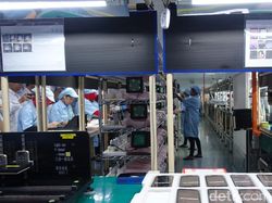 Melongok Dapur Pembuatan Ponsel Asus di Batam