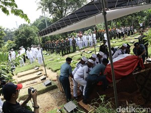 Jenazah Amoroso Katamsi Dimakamkan Secara Militer