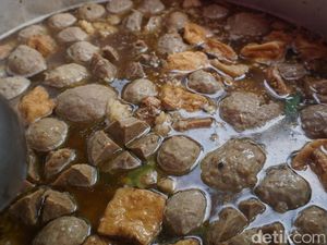 Menjajal Bakso Gondrong yang Terkenal di Tebet