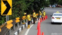 Selain untuk memperindah, pengecatan itu dalam rangka merawat besi-beri pagar agar terjaga dari karat akibat cuaca dan polusi kendaraan.