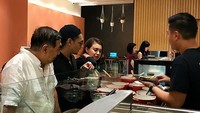 Keduanya tampak sedang memilih makanan masing-masing. Foto: Dok. Instagram