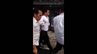 Pelaku berusaha melarikan diri dengan cara berlari dari sergapan polisi. Aksi kejar-kejaran pun tak terelakkan