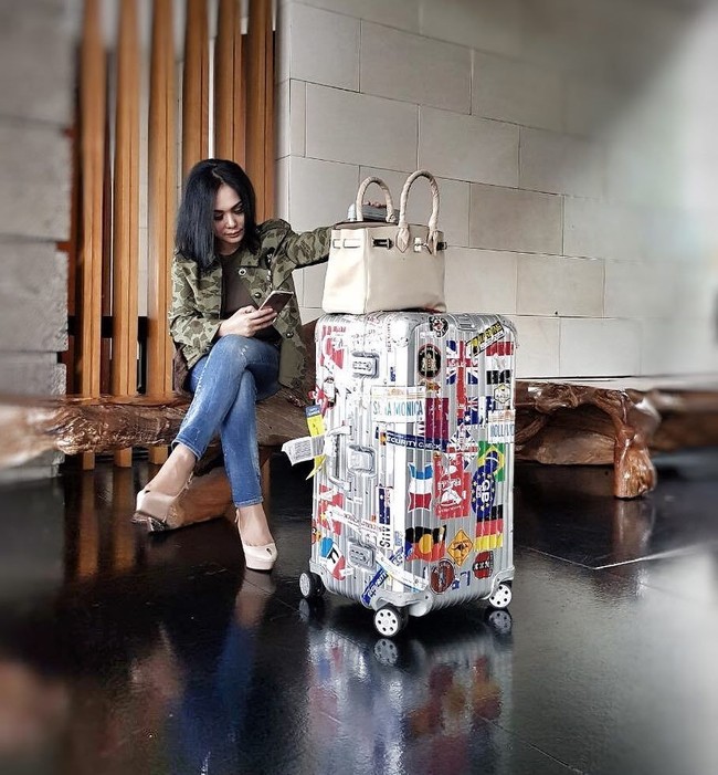 Tas Hermes lainnya juga pernah jadi airport style Yuni Shara. Yuni tampak membawa tas Hermes Birkin yang harganya mencapai ratusan juta rupiah. Foto: Instagram/yunishara36
