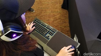 Bahkan akseesorisnya juga hadir dengan konektivitas wireless, misalnya mousepad Corsair MM100 dengan dukungan Qi Wireless Charging. Foto: detikINET/Muhammad Alif Goenawan