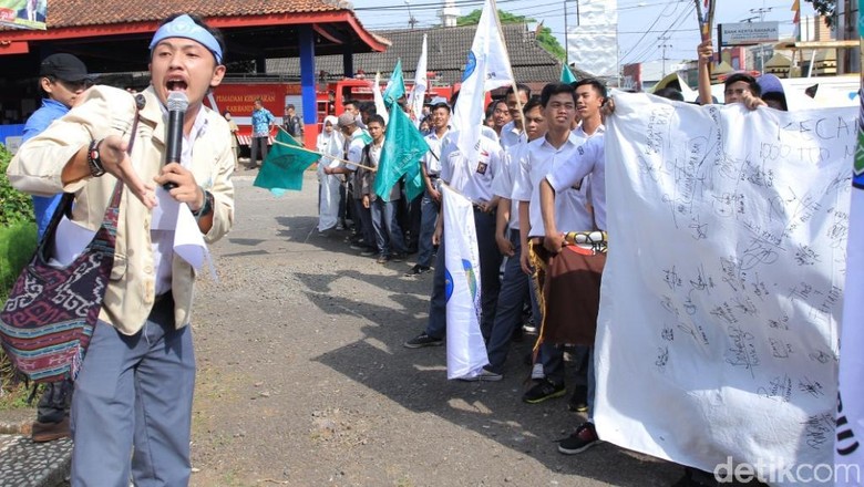 Ratusan Siswa SMA di Cicalengka Turun ke Jalan Tolak Miras Ratusan Siswa SMA di Cicalengka Turun ke Jalan Tolak Miras