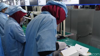 Ini adalah proses produksi ponsel Asus yang hampir selesai saat berada di bagian pengepakan ini. Jika sudah selesai, ponsel siap dikirimkan untuk dijual ke konsumen. Foto: Rachmatunnisa/detikINET