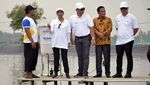 Bawa Baskom, Rini Tebar Benih Udang di Bekasi