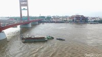 Atas dasar kepentingan rakyat dan betapa penting juga mendesaknya kebutuhan jembatan bagi warga di Kota Palembang, para tokoh Palembang memohon dan mengusahakan kepada Presiden Republik Indonesia pertama Ir Soekarno untuk segera dibangun sebuah jembatan di atas Sungai Musi (Okta Marfianto/detikTravel)