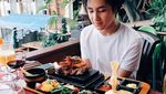 Mengintip Gaya Makan Bersama Anak Tamara Bleszynski, Teuku Rassya yang Ganteng