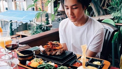 Mengintip Gaya Makan Bersama Anak Tamara Bleszynski, Teuku Rassya yang Ganteng