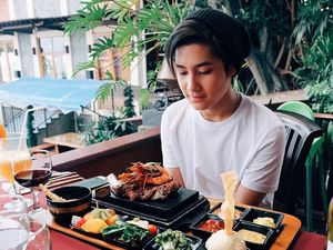 Mengintip Gaya Makan Bersama Anak Tamara Bleszynski, Teuku Rassya yang Ganteng
