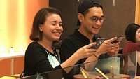 Saking kompaknya Afgan dan Rossa asyik bermain handphone. Foto: Dok. Instagram