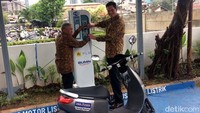 PLN sedang menggenjot penyediaan infratruktur pengisian daya kendaraan listrik atau Stasiun Penyedia Listrik Umum (SPLU). Kali ini PLN menyediakan SPLU di gedung perkantoran. Tepatnya di gedung Summitmas, Sudirman, Jakarta.