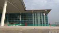 Budi Karya tiba lebih dulu di Bandara Kertajati. Dari Jakarta, dia tiba pukul 08.00 WIB menggunakan Jet jenis Hawker 900XP produksi perusahaan dirgantara Hawker Beechcraft Corporation (HBC).