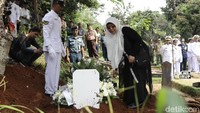 Amoroso meninggal setelah mengidap komplikasi penyakit. Ia dirawat cukup lama di rumah sakit. Foto: Hanif Hawari/detikHOT
