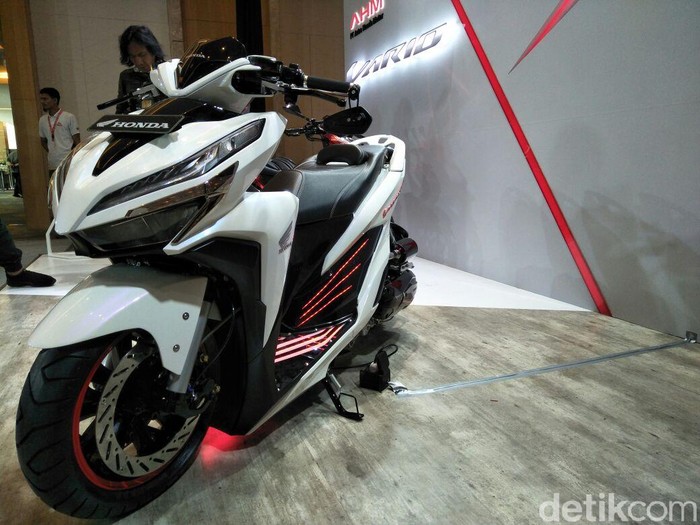 Si Putih Honda Vario Low Rider Nan Futuristik