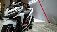 Apalagi lampu terangnya yang seolah-olah memancarkan keindahan lekuk tubuh Vario. Yang paling membedakan adalah disematkannya air suspension pada skutik andalan Honda tersebut.