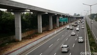 Kereta ringan Jabodebek ini ditargetkan beroperasi pada Mei 2019 dan bakal melintasi tiga rute atau lintasan, yakni dari Cibubur menuju Cawang, Bekasi Timur menuju Cawang, dan Cawang menuju Dukuh Atas.