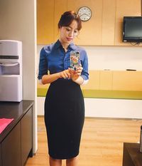 Pakai Kacamata Saat Siaran, Presenter Berita Cetak Sejarah di TV Korea