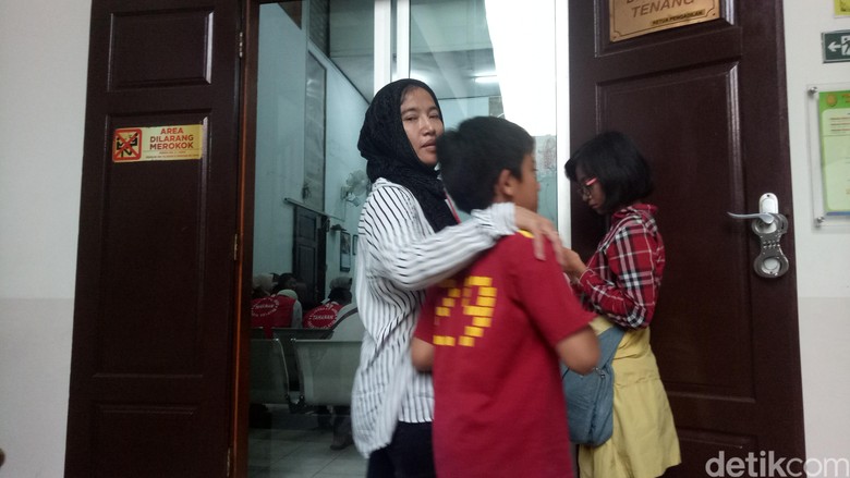 Akan Bacakan Pledoi, Aa Gatot Brajamusti Ditemani Anak & Istri Akan Bacakan Pledoi, Aa Gatot Brajamusti Ditemani Anak & Istri
