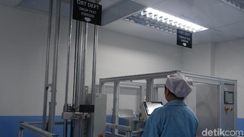 Di pabrik ini, seluruh proses perakitan ponsel Asus dilakukan. Mulai dari pemasangan komponen PCB, melalui berbagai proses penyiksaan dengan dibanting seperti tampak dalam foto ini, hingga menjelma sebagai produk jadi yang siap dipasarkan. Foto: Rachmatunnisa/detikINET