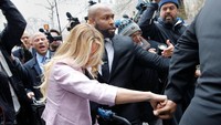 Stormy Daniels, bintang porno yang pernah menjadi selingkuhan Trump memicu kehebohan saat menghadiri sidang pengacara Trump, Michael Cohen, di New York. Kerumunan fotografer sampai menabrak barikade yang dipasang di luar gedung pengadilan karena berebut untuk mengambil foto Daniels.  (Foto: REUTERS)