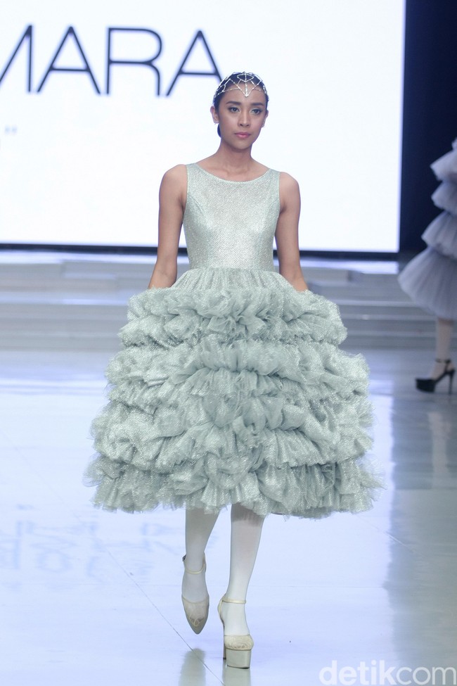 Fashion show Barli Asmara yang berkolaborasi dengan Wardah di Indonesia Fashion Week 2018 ini mengangkat tema Glamorous Delight di Jakarta Convention Center, Jakarta, Sabtu [31/3/2018]. Foto: Mohammad Abduh/Wolipop