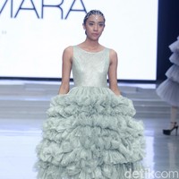 Fashion show Barli Asmara yang berkolaborasi dengan Wardah di Indonesia Fashion Week 2018 ini mengangkat tema Glamorous Delight di Jakarta Convention Center, Jakarta, Sabtu [31/3/2018]. Foto: Mohammad Abduh/Wolipop