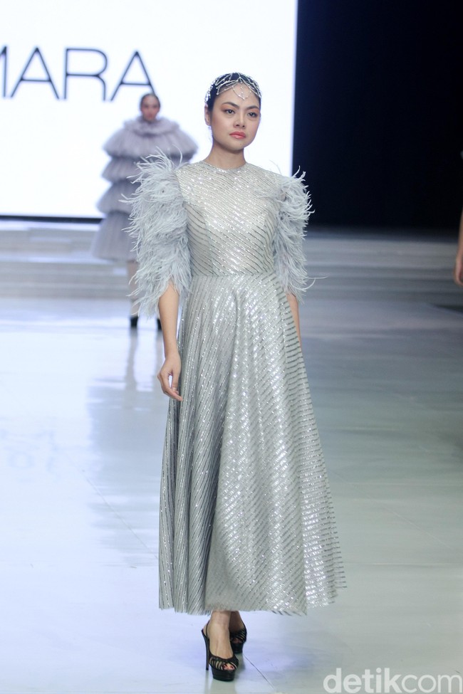 Fashion show Barli Asmara yang berkolaborasi dengan Wardah di Indonesia Fashion Week 2018 ini mengangkat tema Glamorous Delight di Jakarta Convention Center, Jakarta, Sabtu [31/3/2018]. Foto: Mohammad Abduh/Wolipop