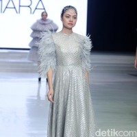 Fashion show Barli Asmara yang berkolaborasi dengan Wardah di Indonesia Fashion Week 2018 ini mengangkat tema Glamorous Delight di Jakarta Convention Center, Jakarta, Sabtu [31/3/2018]. Foto: Mohammad Abduh/Wolipop