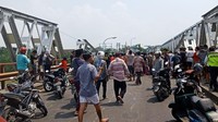 Insiden ini menjadi tontonan masyarakat setempat/Foto: Eko Sudjarwo